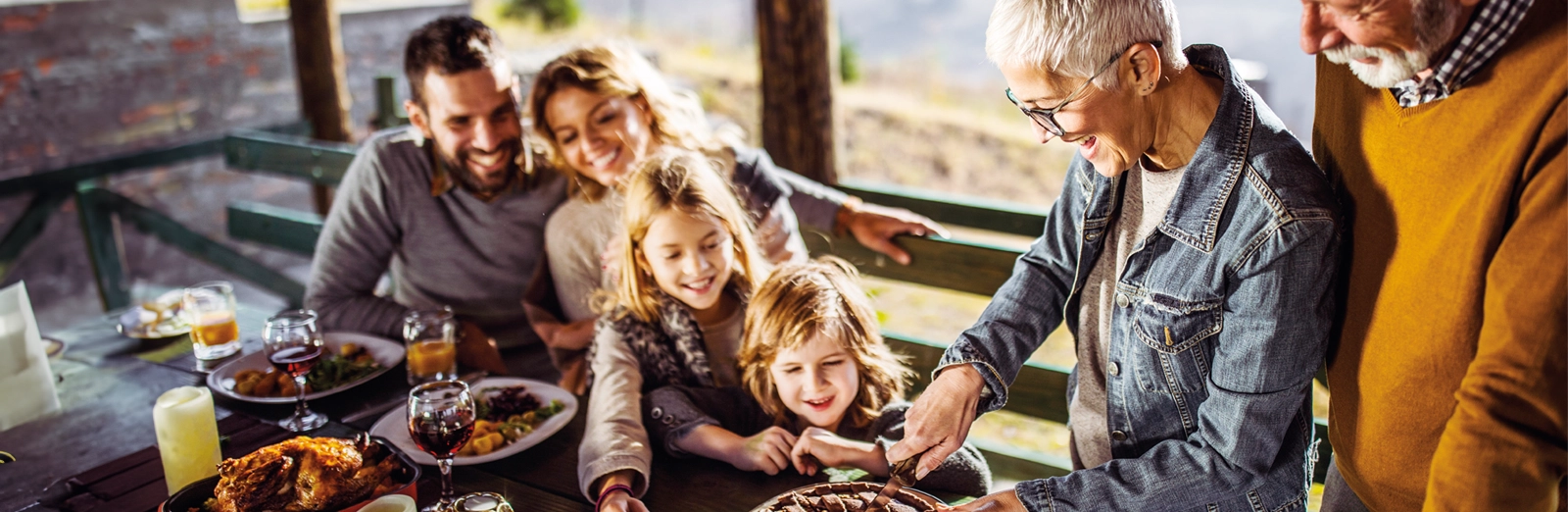 family-eating-pie-outside-1600x522.webp