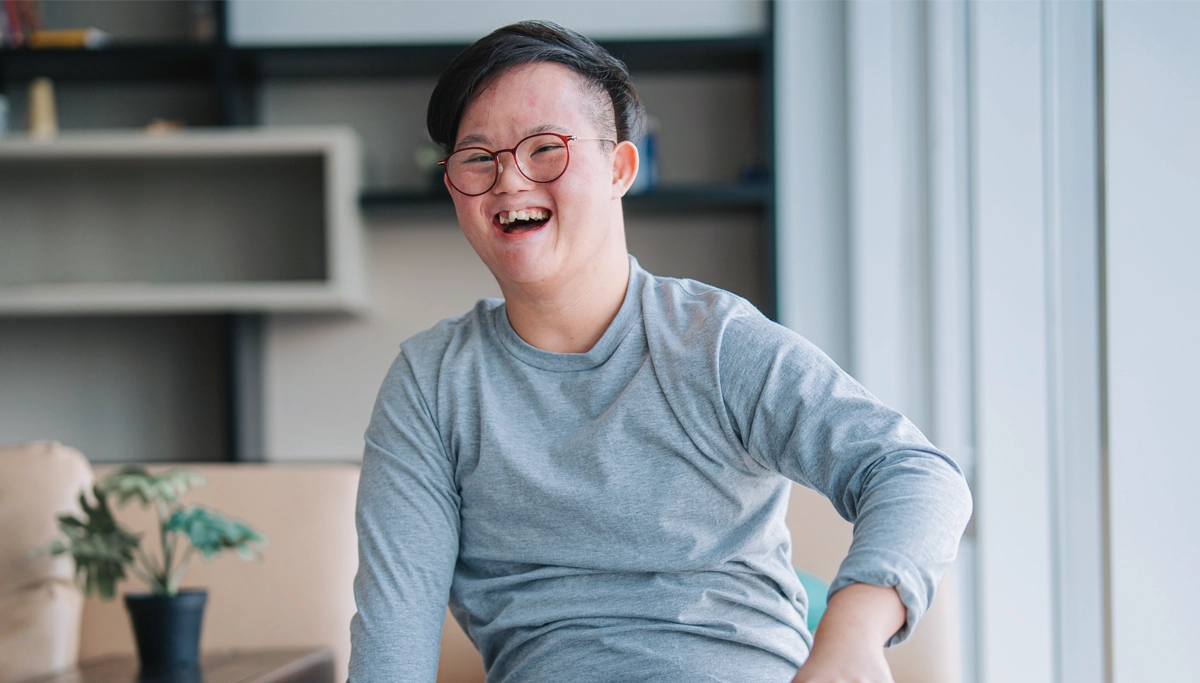 man-with-glasses-laughing2-1200x683-2 (1).webp