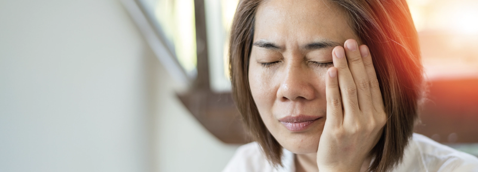 woman-holding-her-jaw-in-pain-1600x578-2.webp