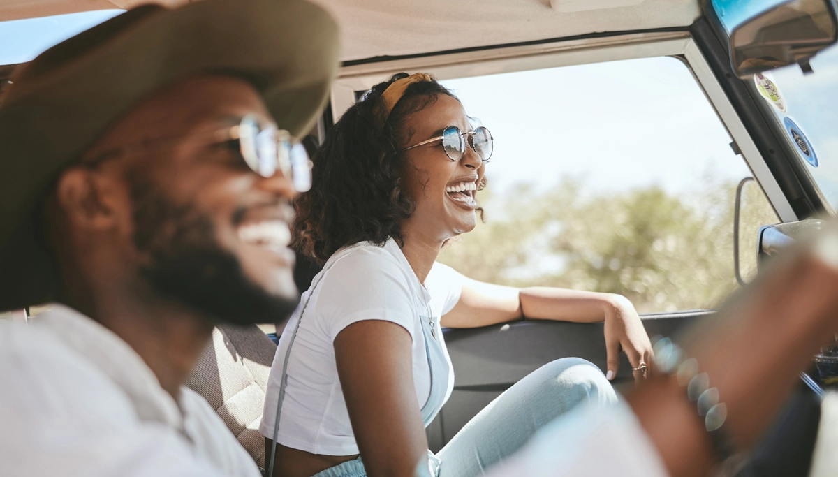 couple-laughing-in-car-1200x683.webp