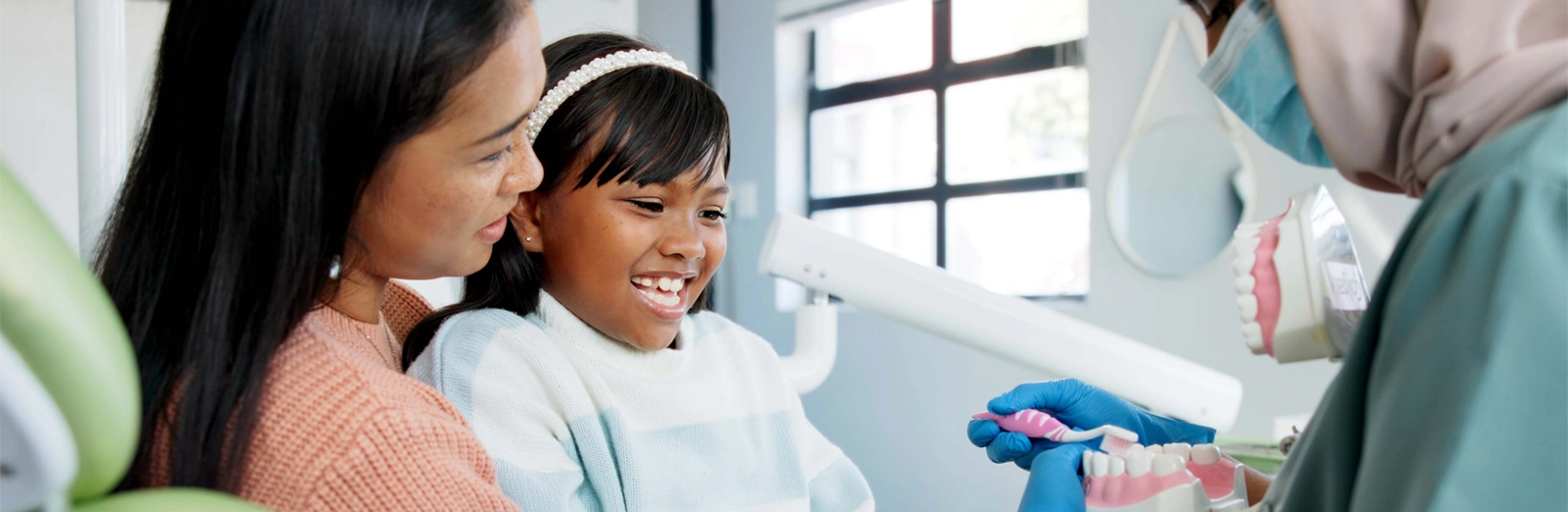 mother-and-daughter-at-the-dentist-1600x522.webp