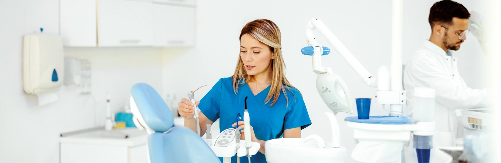 dentist-and-hygienist-prepping-for-appointment-1600x522.webp