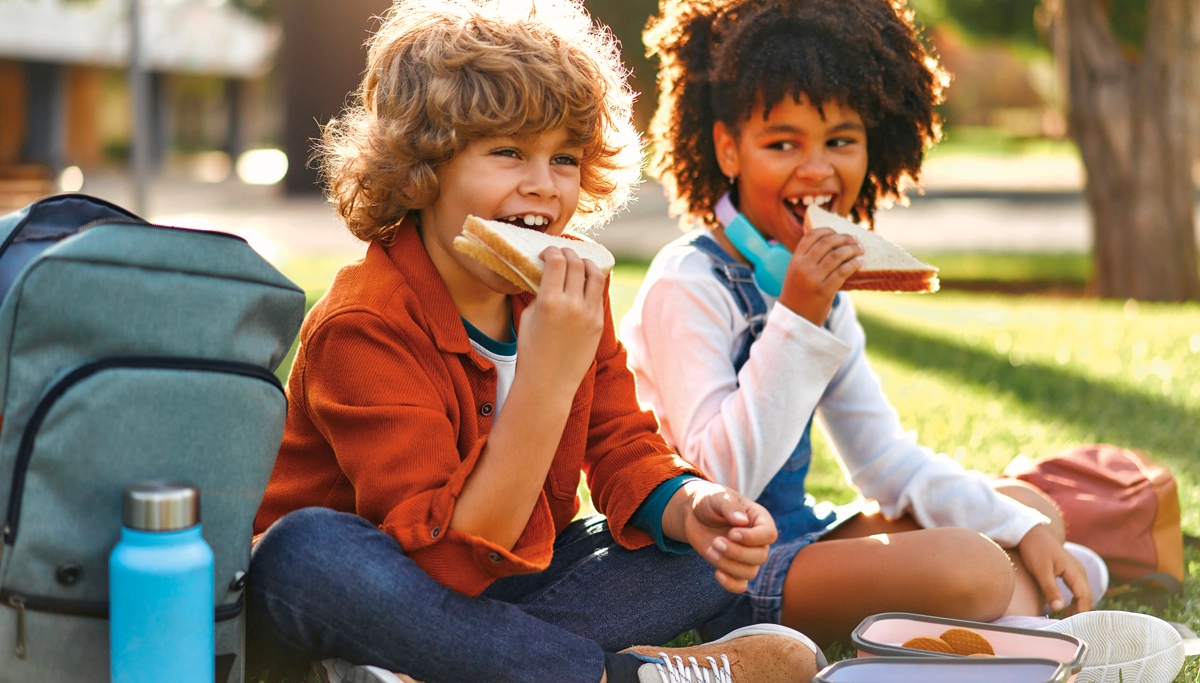 kids-eating-packed-lunches-1200x683-2.webp