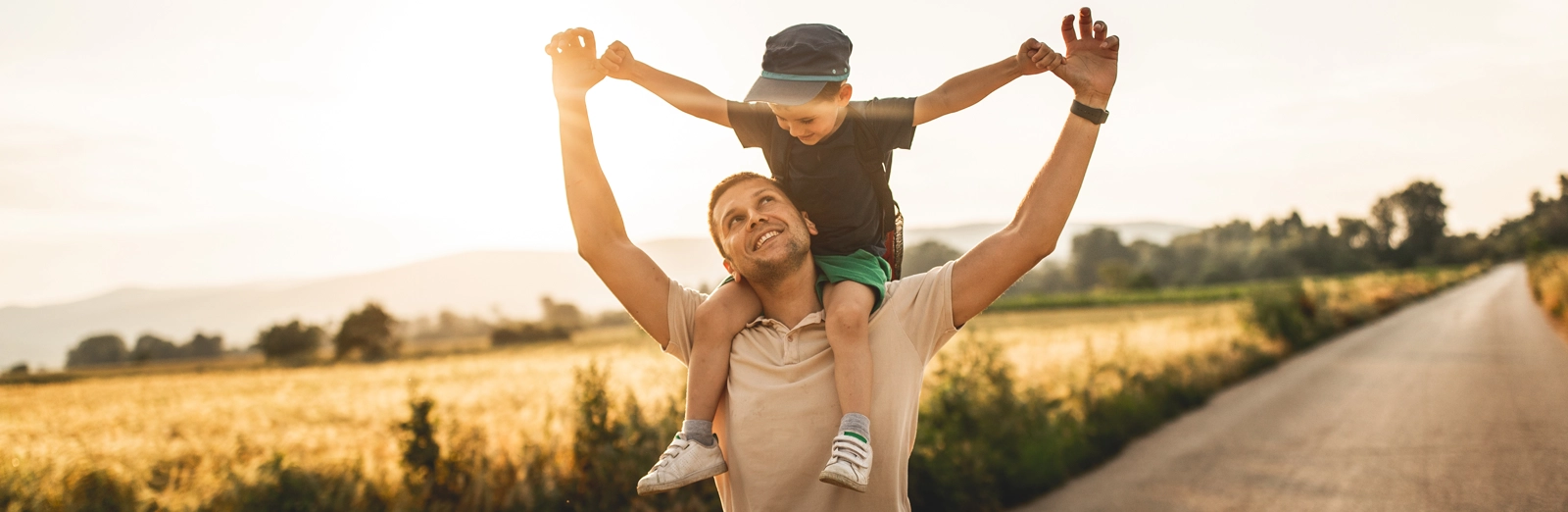 son-sitting-on-fathers-shoulders-1600x522.webp